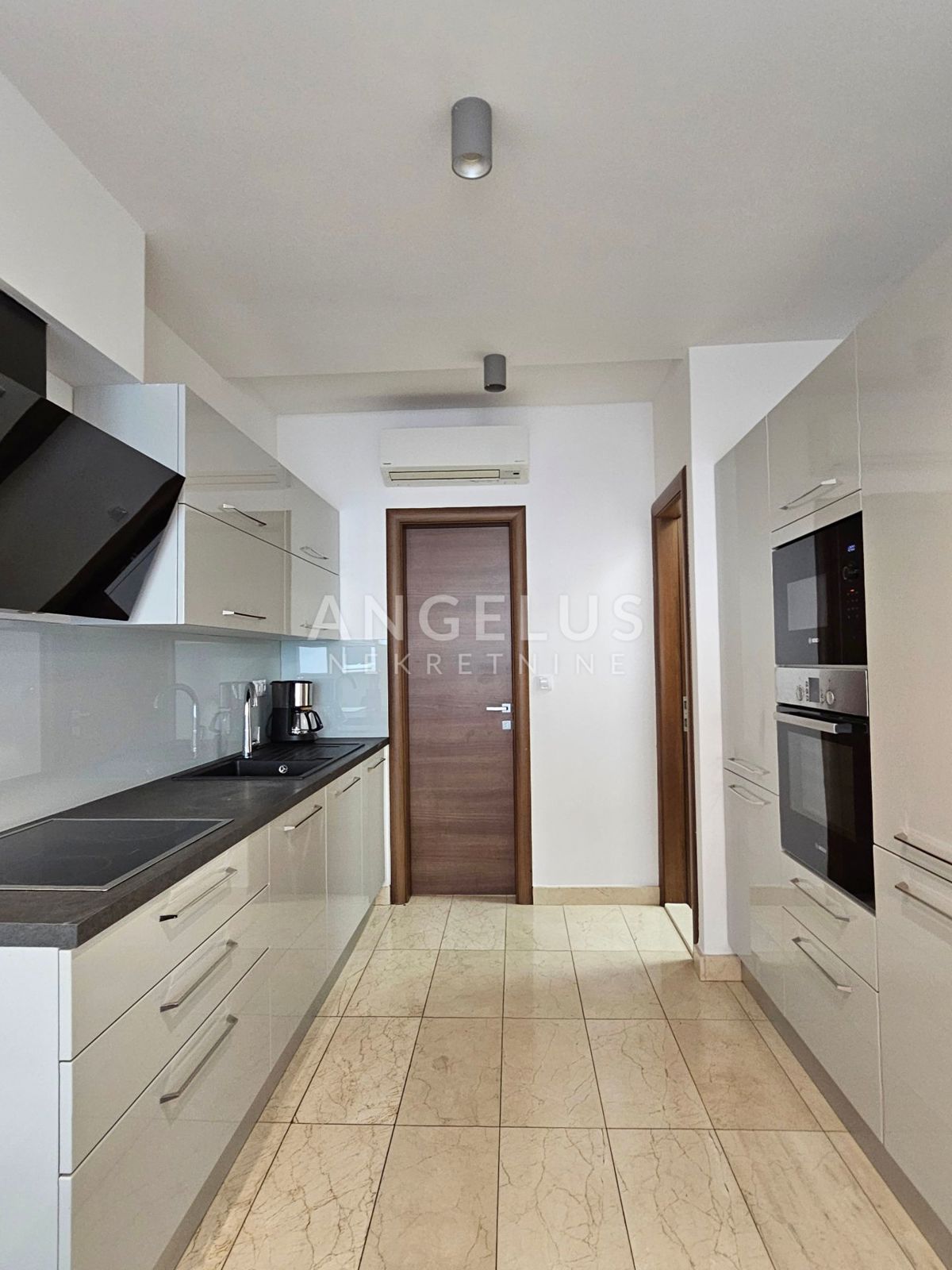 Podstrana Strožanac - dvosobno stanovanje s tremi spalnicami, 2 parkirni mesti