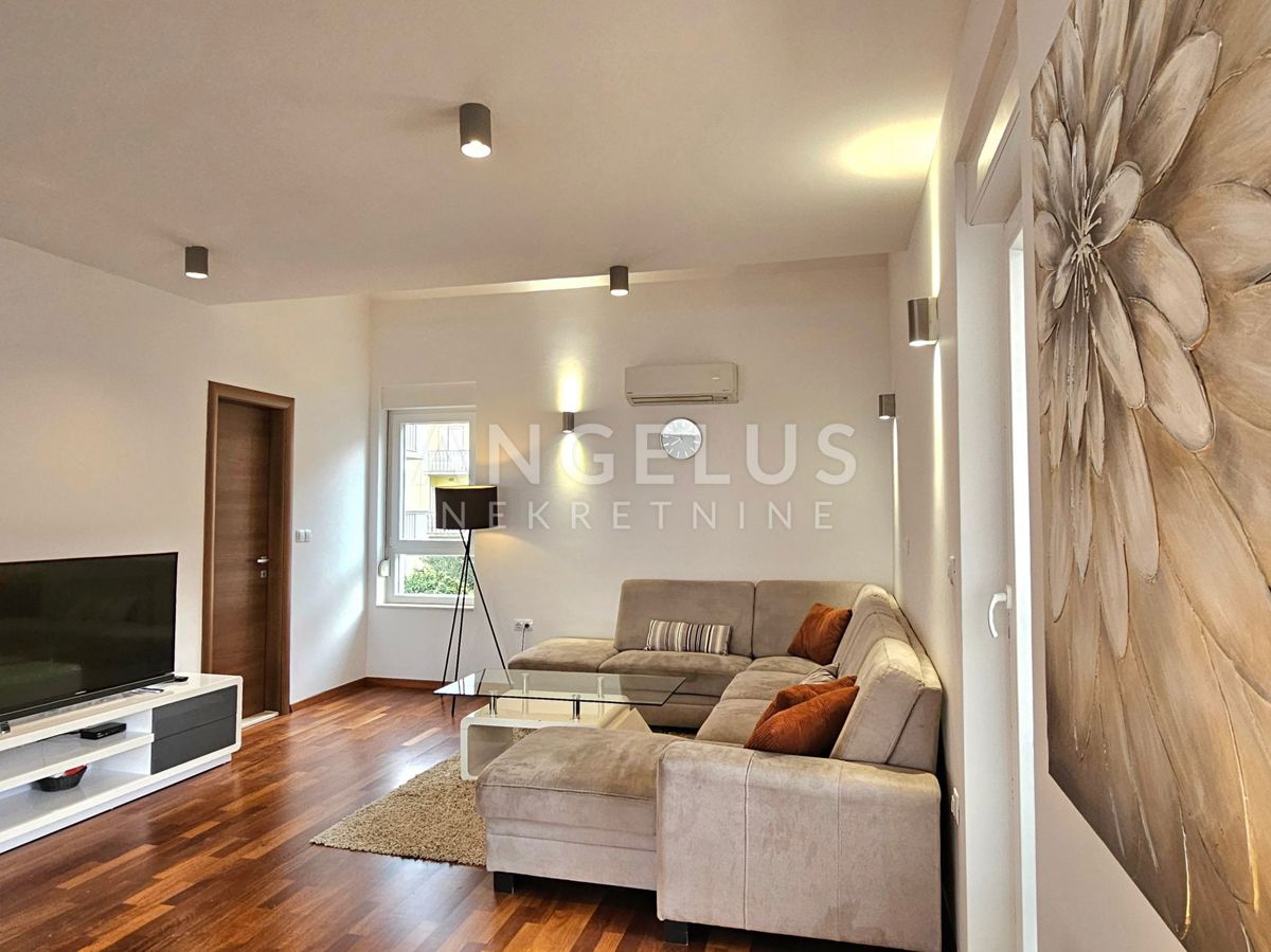 Podstrana Strožanac - dvosobno stanovanje s tremi spalnicami, 2 parkirni mesti