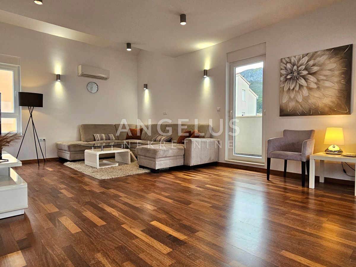 Podstrana Strožanac - dvosobno stanovanje s tremi spalnicami, 2 parkirni mesti