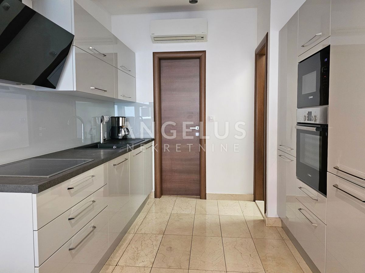 Podstrana Strožanac - dvosobno stanovanje s tremi spalnicami, 2 parkirni mesti