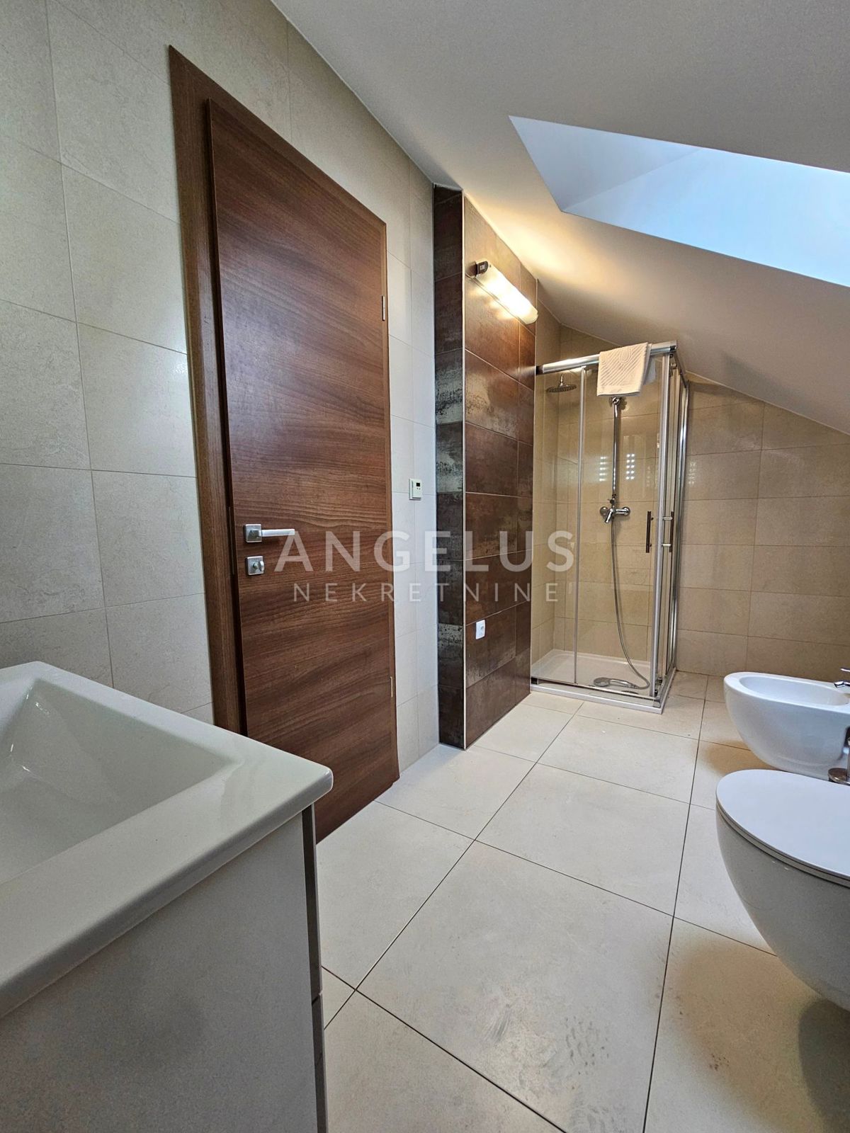 Podstrana Strožanac - dvosobno stanovanje s tremi spalnicami, 2 parkirni mesti