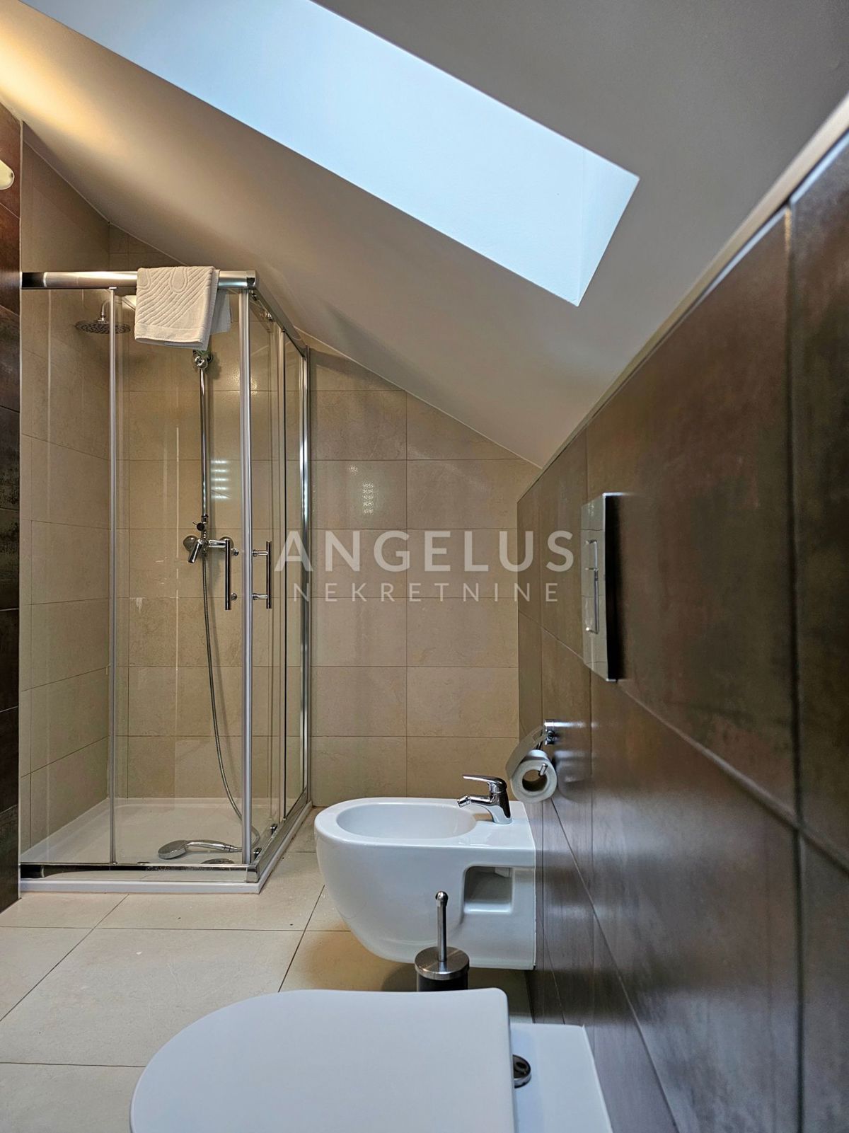 Podstrana Strožanac - dvosobno stanovanje s tremi spalnicami, 2 parkirni mesti