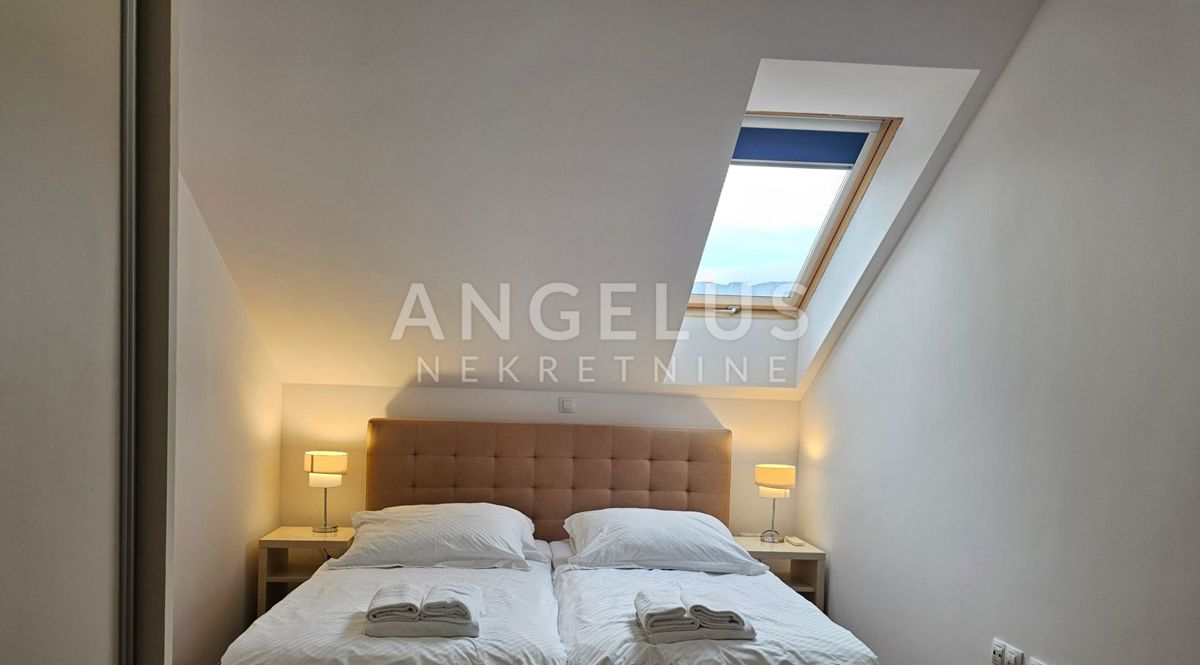 Podstrana Strožanac - dvosobno stanovanje s tremi spalnicami, 2 parkirni mesti