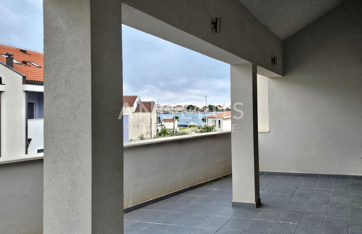 Podstrana Strožanac - dvosobno stanovanje s tremi spalnicami, 2 parkirni mesti