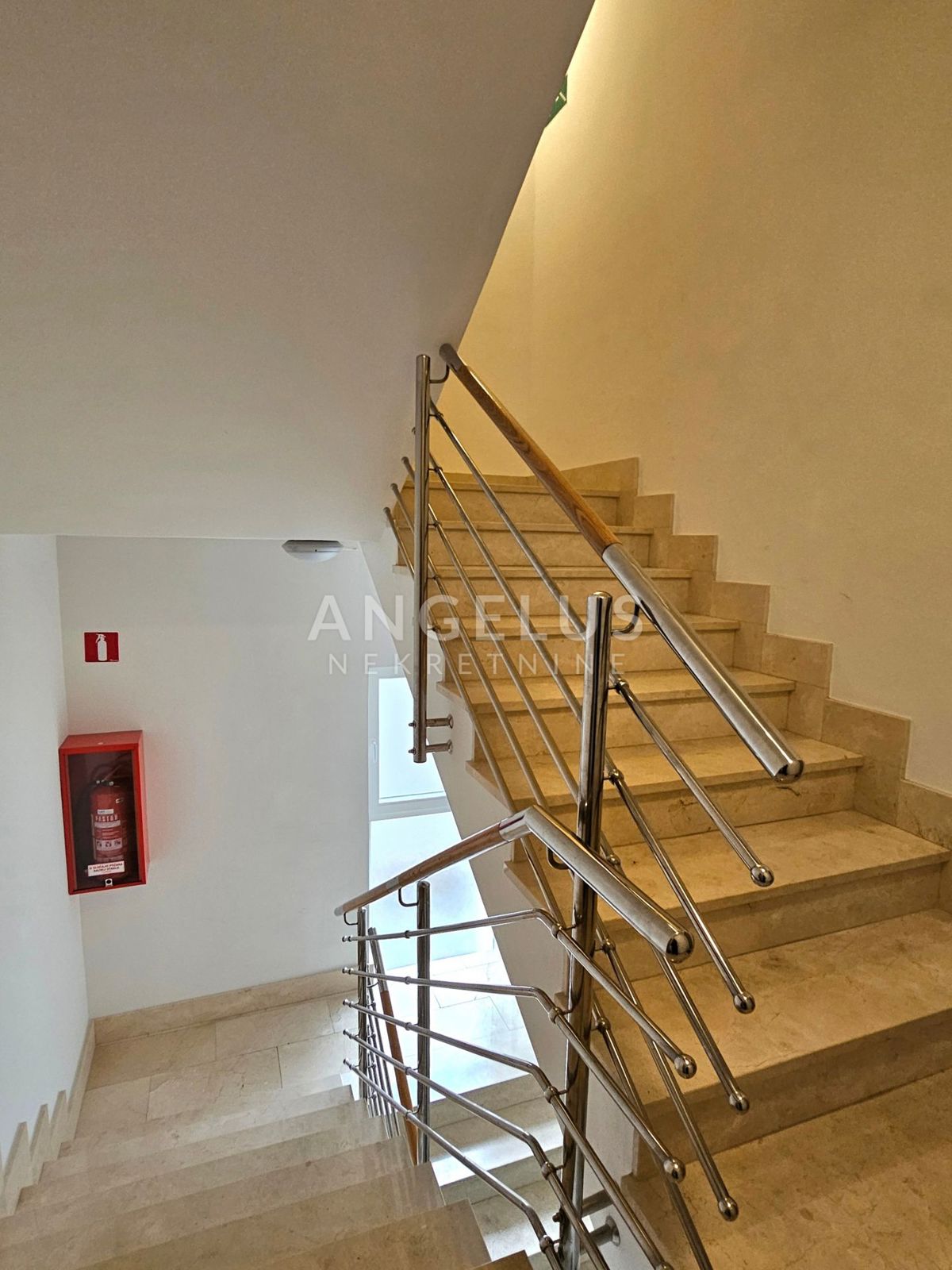 Podstrana Strožanac - dvosobno stanovanje s tremi spalnicami, 2 parkirni mesti