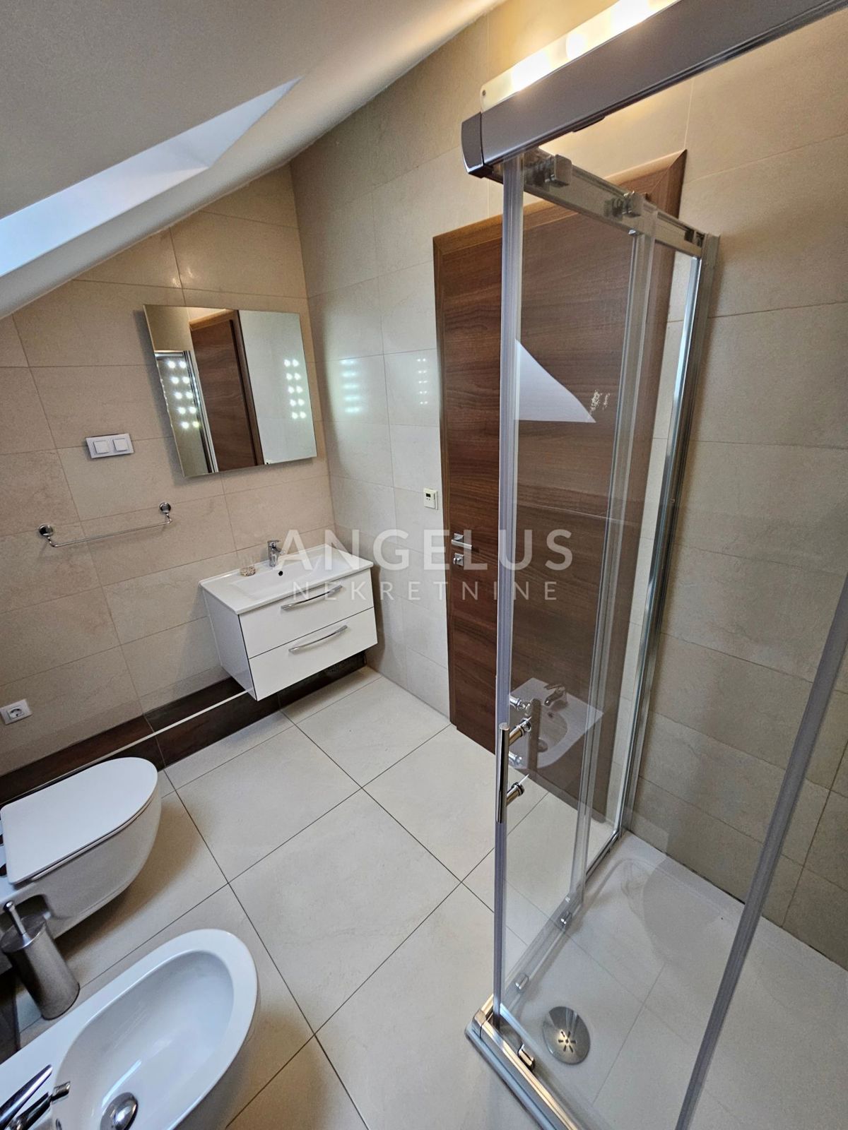 Podstrana Strožanac - dvosobno stanovanje s tremi spalnicami, 2 parkirni mesti