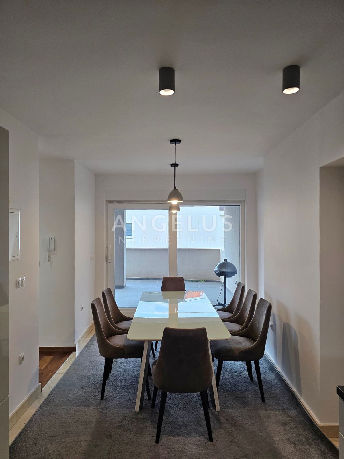 Podstrana Strožanac - dvosobno stanovanje s tremi spalnicami, 2 parkirni mesti