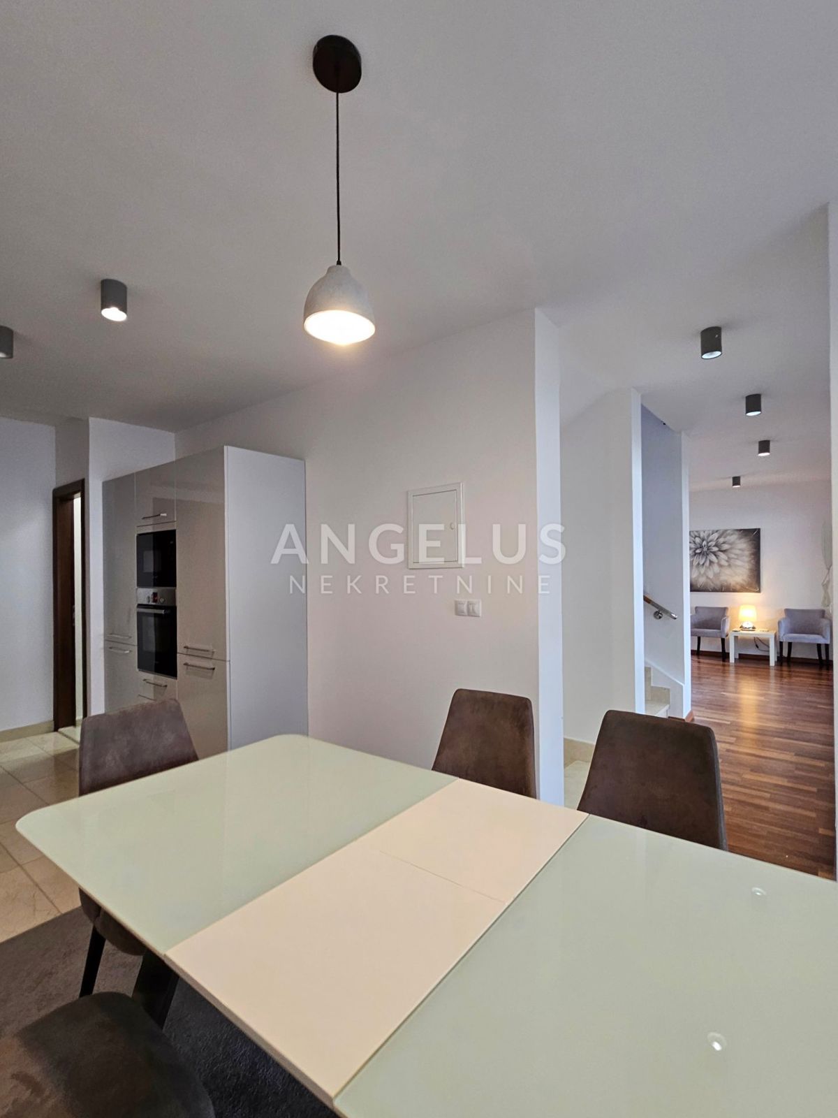 Podstrana Strožanac - dvosobno stanovanje s tremi spalnicami, 2 parkirni mesti