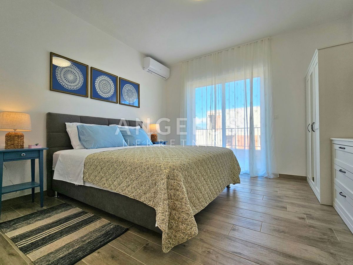Kaštel Novi - novozgrajena mediteranska hiša z bazenom