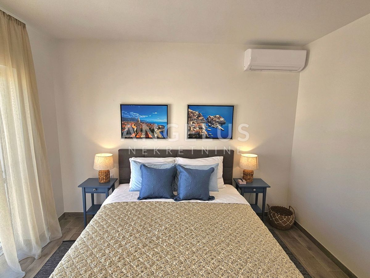 Kaštel Novi - novozgrajena mediteranska hiša z bazenom
