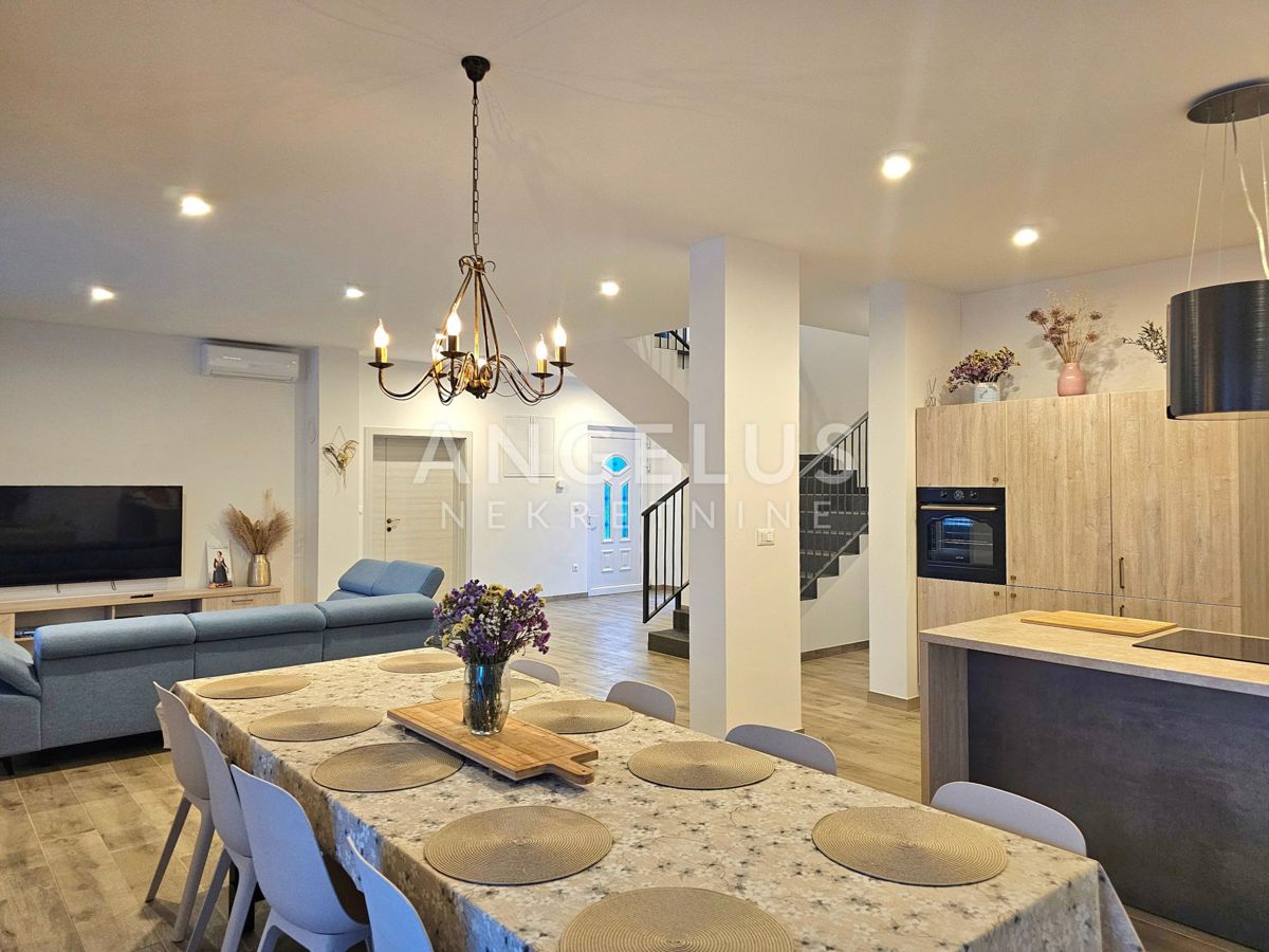 Kaštel Novi - novozgrajena mediteranska hiša z bazenom