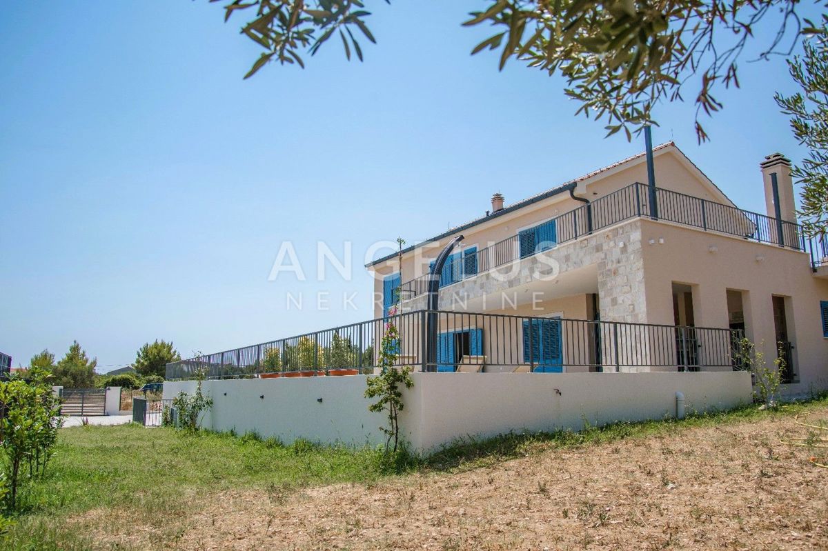 Kaštel Novi - novozgrajena mediteranska hiša z bazenom
