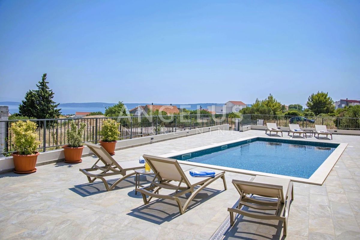 Kaštel Novi - novozgrajena mediteranska hiša z bazenom