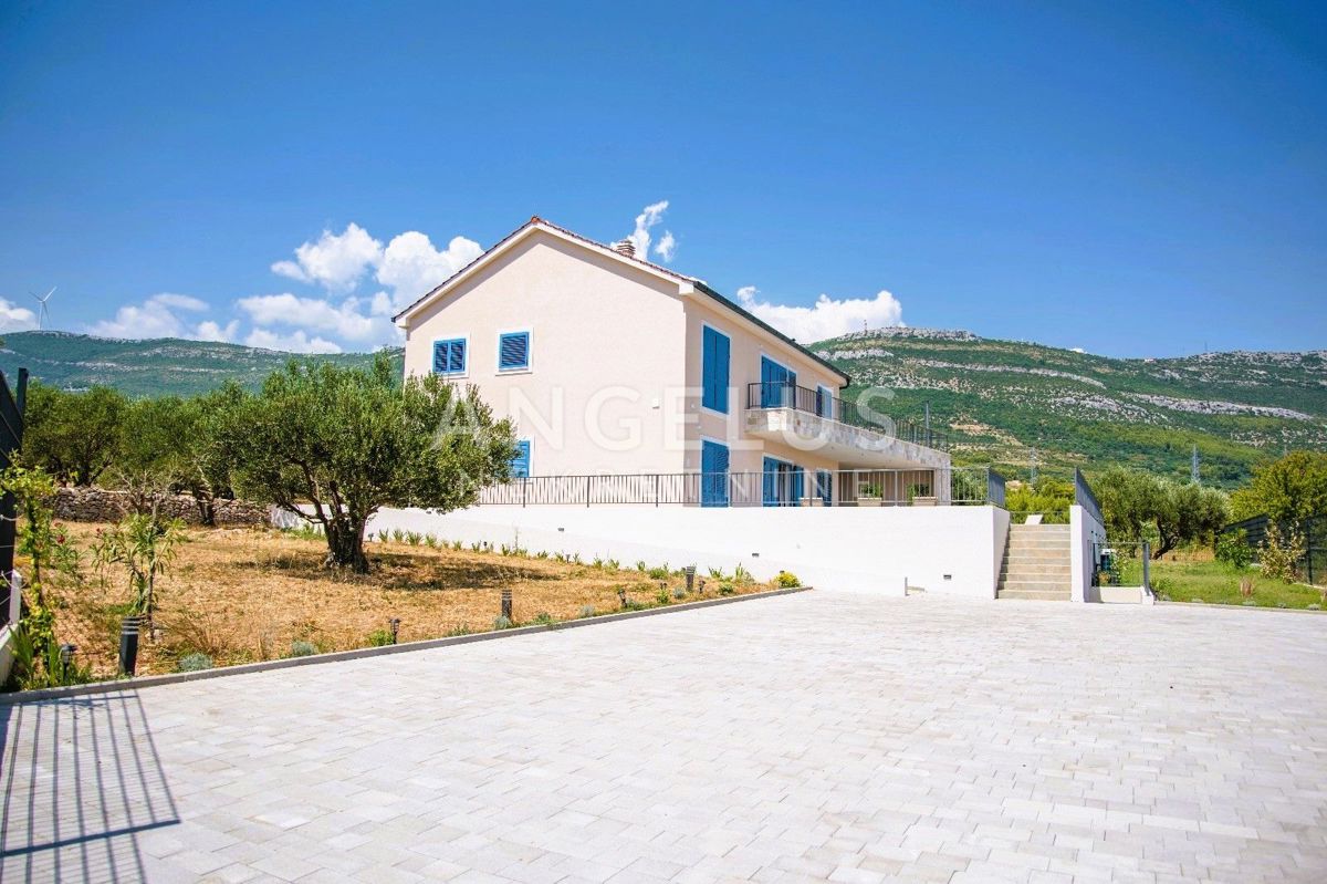 Kaštel Novi - novozgrajena mediteranska hiša z bazenom