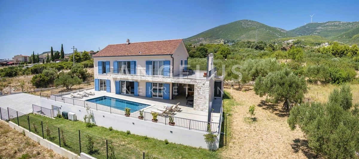 Kaštel Novi - novozgrajena mediteranska hiša z bazenom