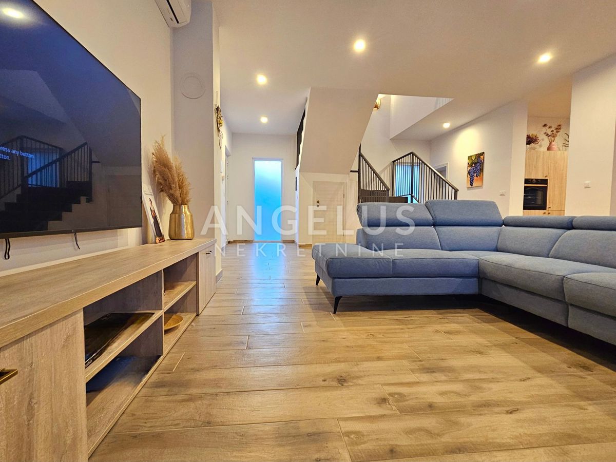 Kaštel Novi - novozgrajena mediteranska hiša z bazenom