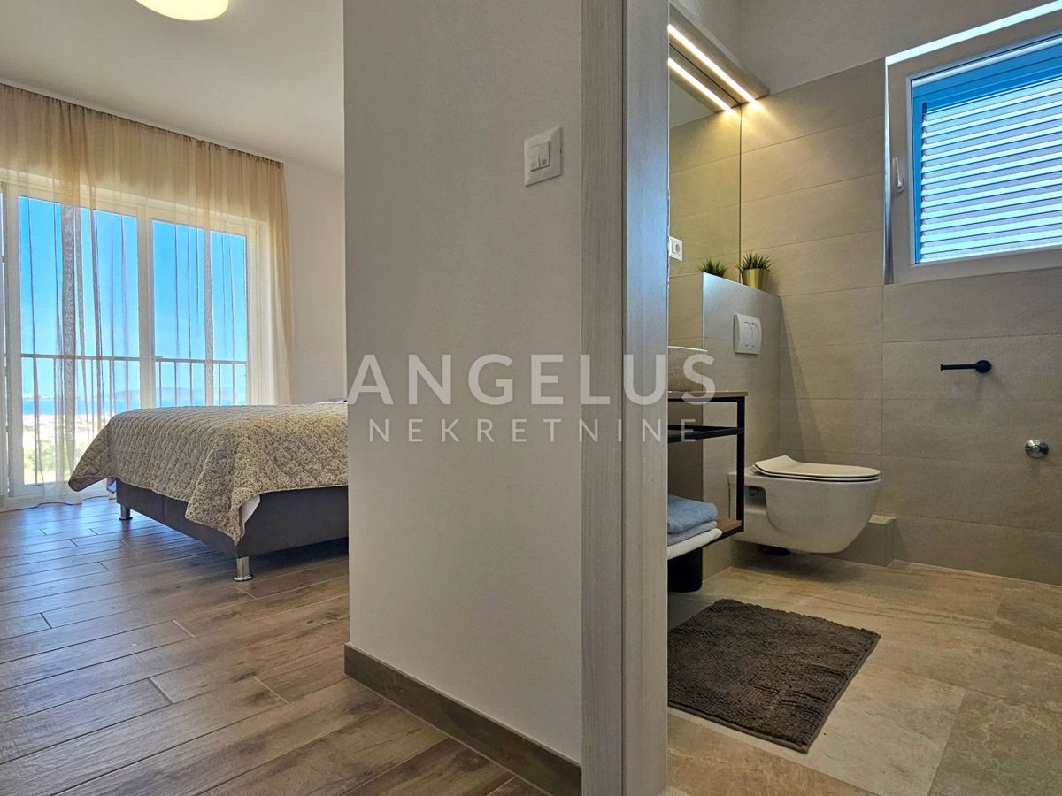 Kaštel Novi - novozgrajena mediteranska hiša z bazenom