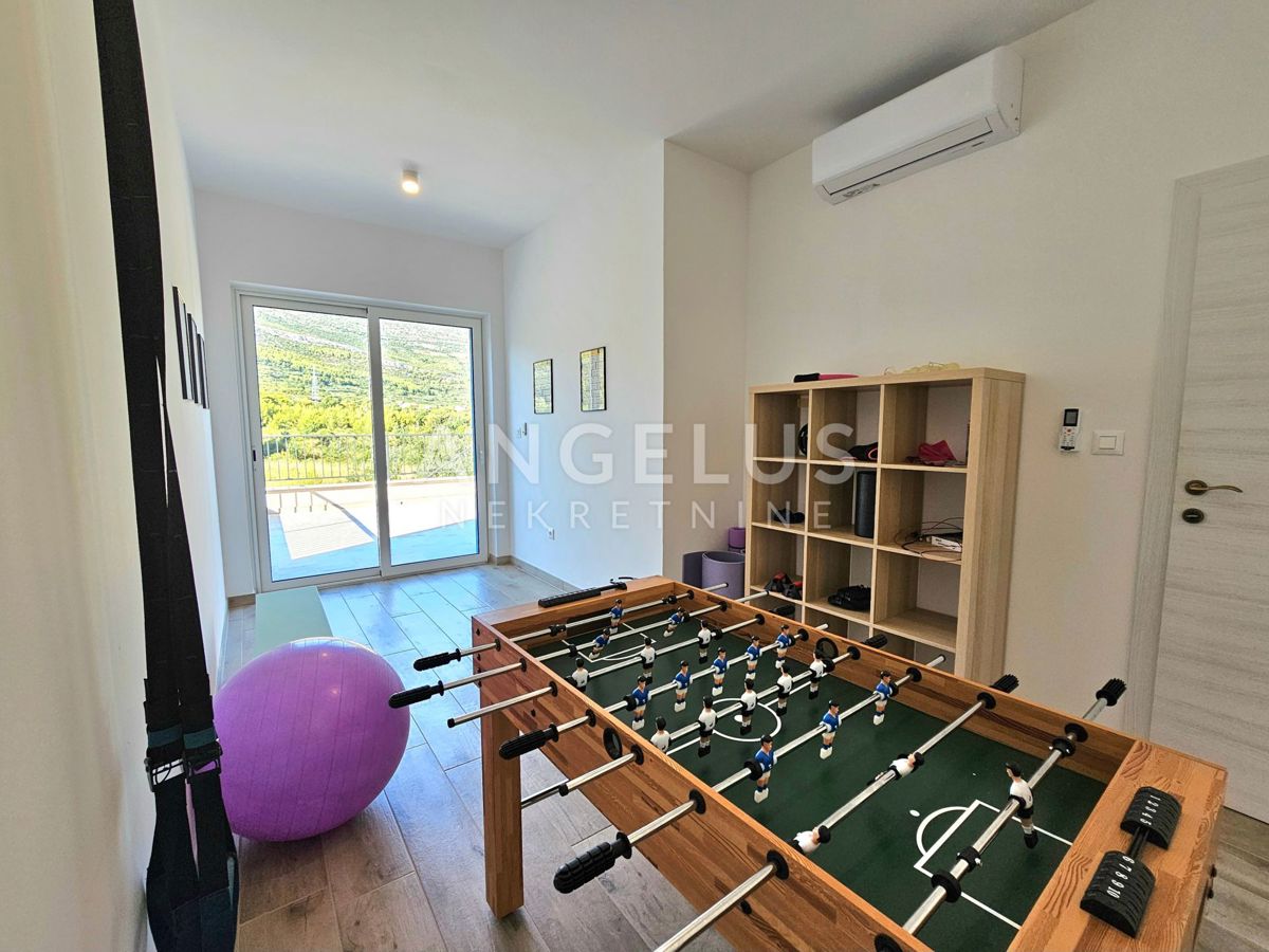 Kaštel Novi - novozgrajena mediteranska hiša z bazenom