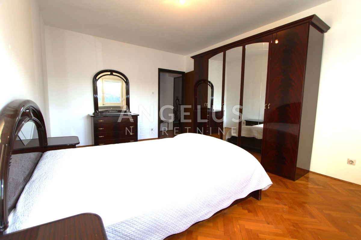 Velika Gorica, - Hiša s tremi apartmaji v centru, 300m2