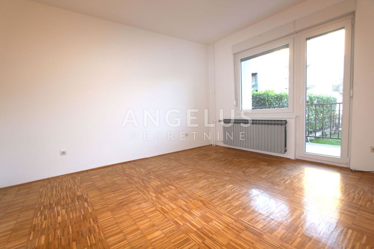 Velika Gorica, - Hiša s tremi apartmaji v centru, 300m2