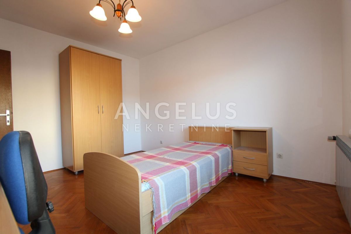 Velika Gorica, - Hiša s tremi apartmaji v centru, 300m2