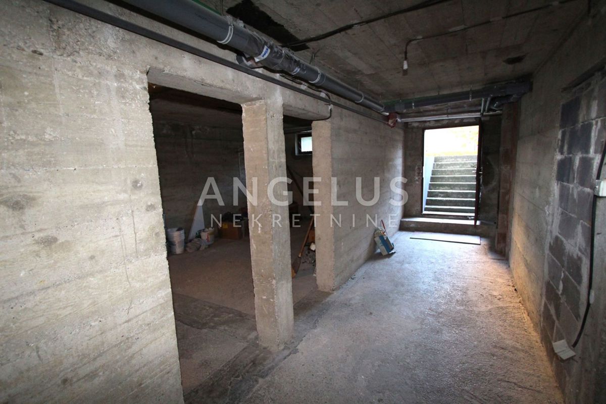 Velika Gorica, - Hiša s tremi apartmaji v centru, 300m2