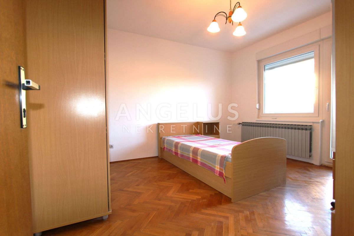 Velika Gorica, - Hiša s tremi apartmaji v centru, 300m2