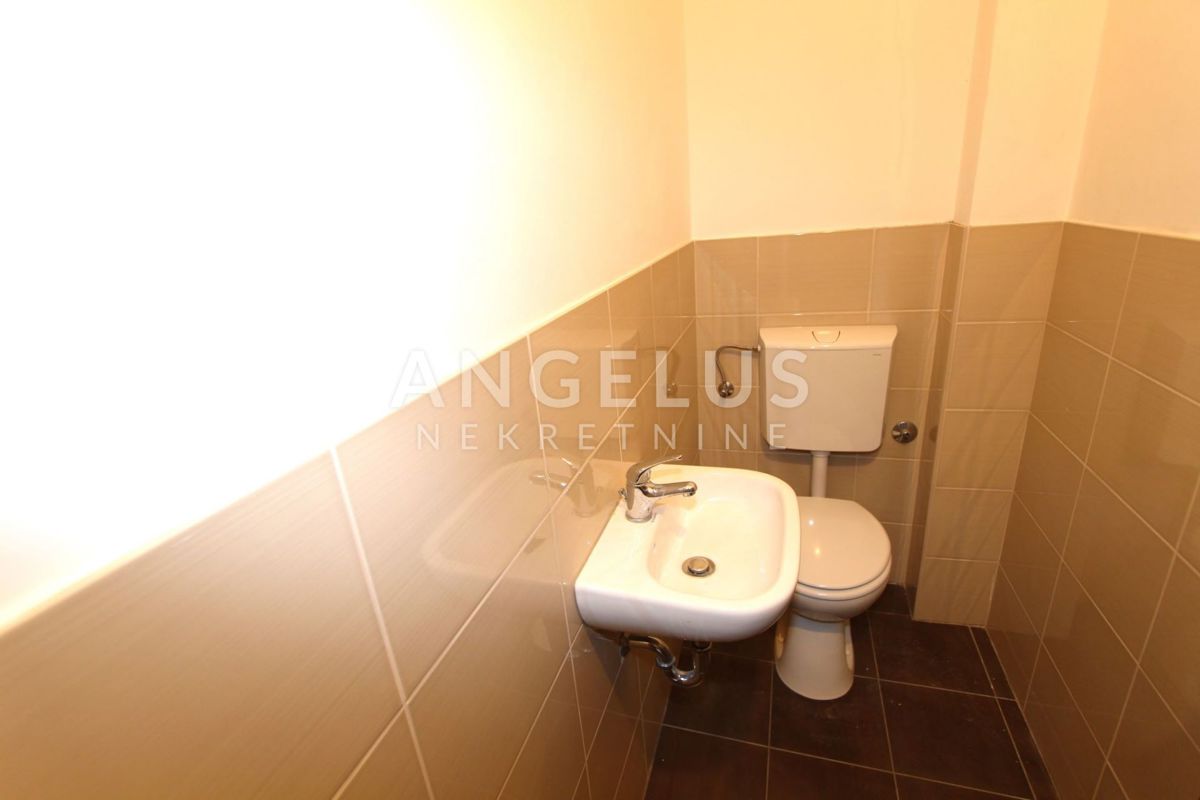 Velika Gorica, - Hiša s tremi apartmaji v centru, 300m2