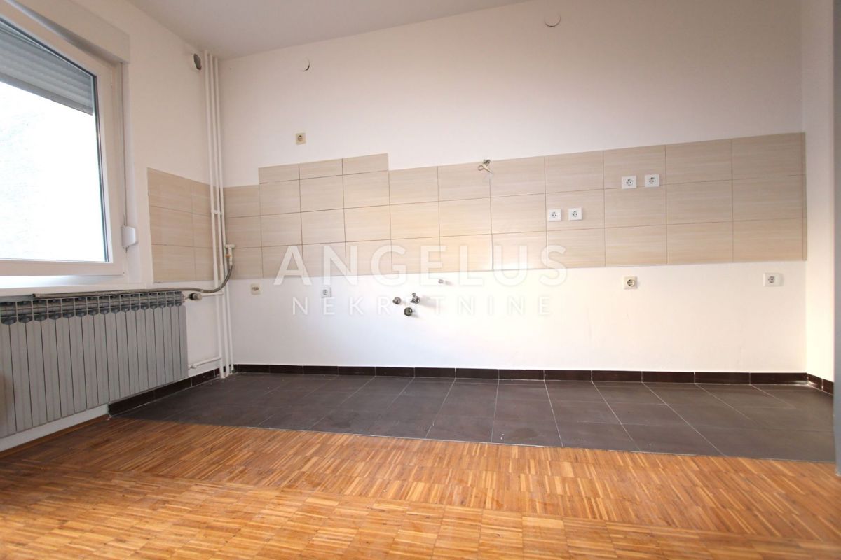 Velika Gorica, - Hiša s tremi apartmaji v centru, 300m2
