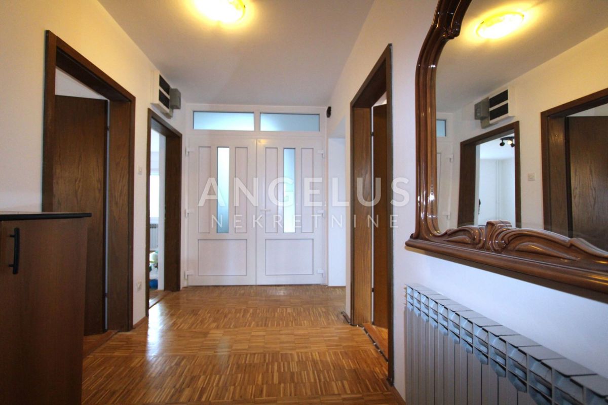 Velika Gorica, - Hiša s tremi apartmaji v centru, 300m2