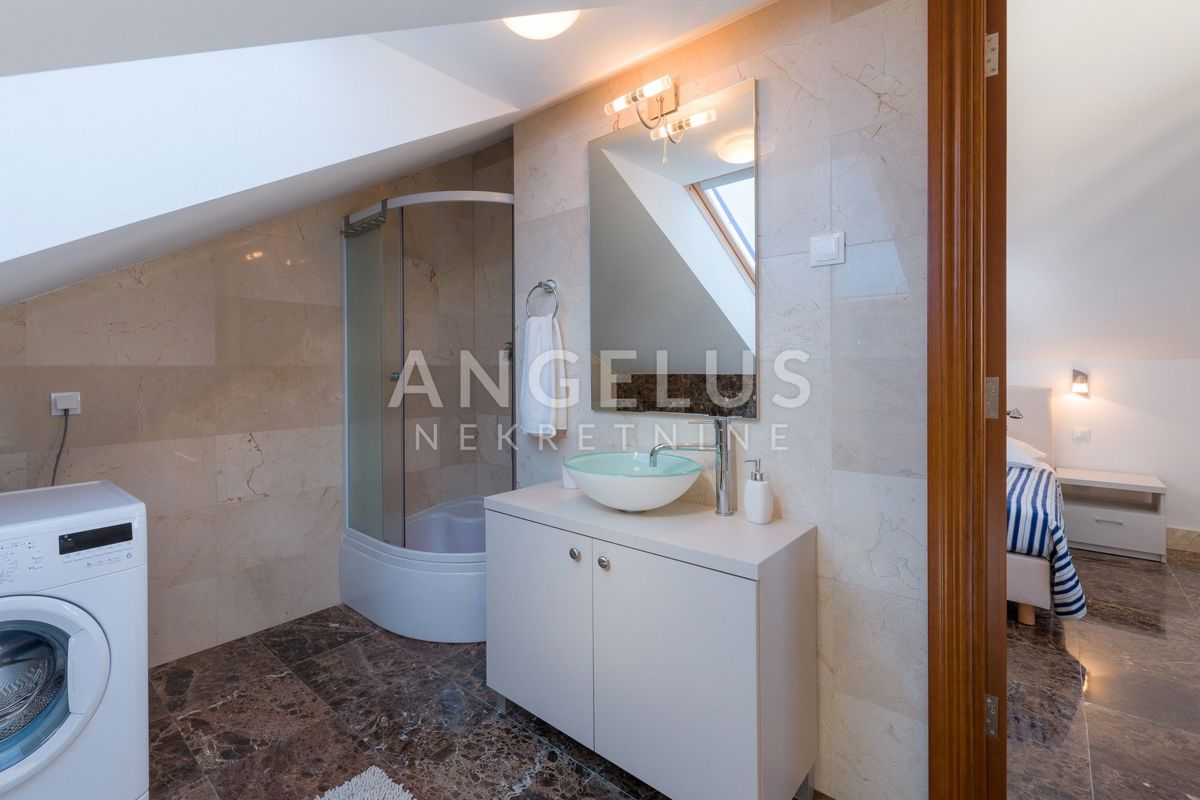 Brač, Milna - apartma s pogledom na morje, parkiriščem in bazenom, PRODAMO