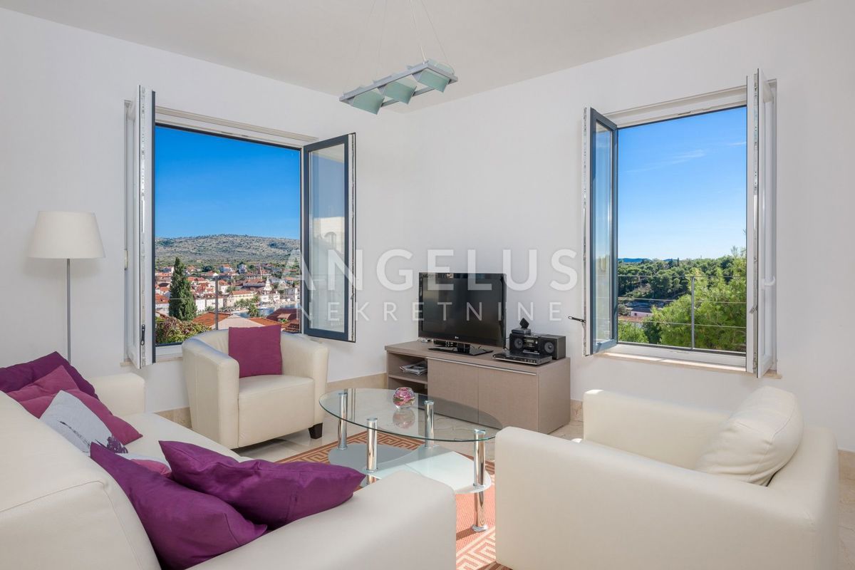 Brač, Milna - apartma s pogledom na morje, parkiriščem in bazenom, PRODAMO