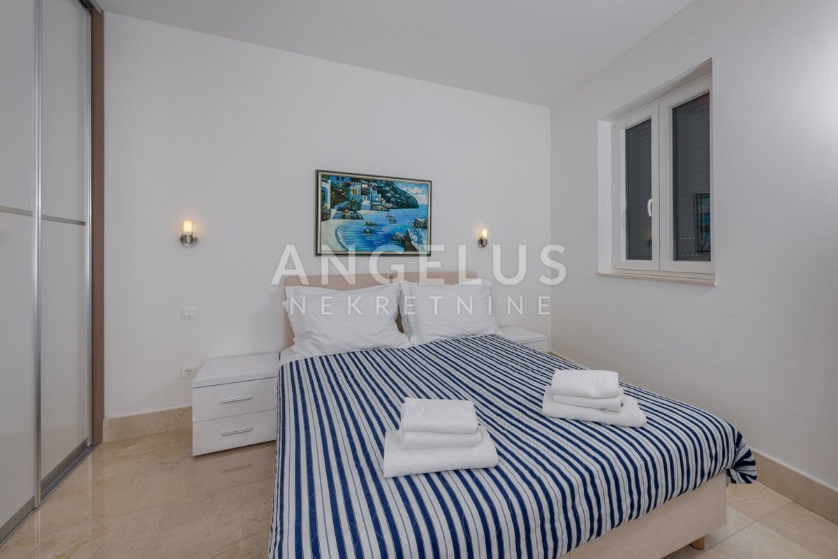 Brač, Milna - apartma s pogledom na morje, parkiriščem in bazenom, PRODAMO