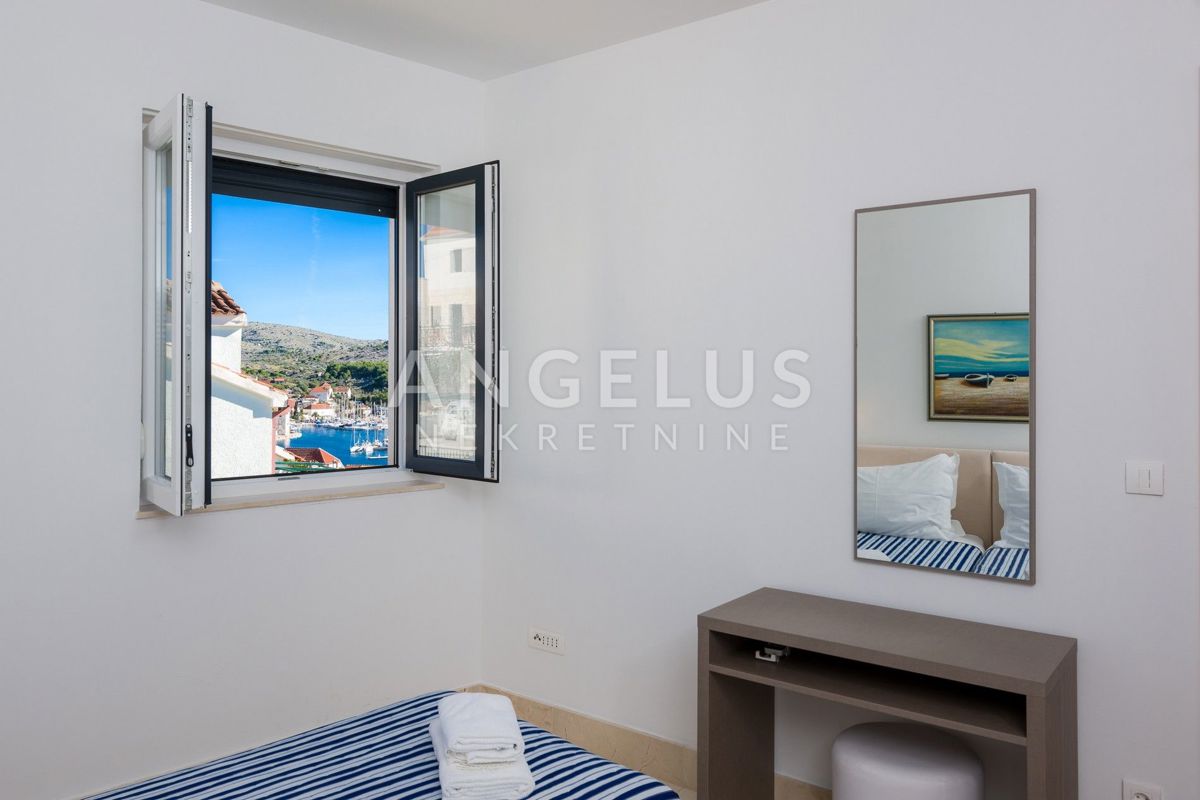 Brač, Milna - apartma s pogledom na morje, parkiriščem in bazenom, PRODAMO