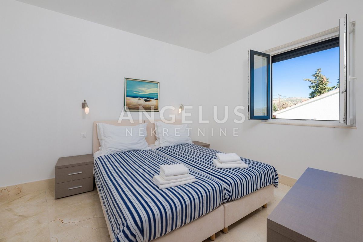 Brač, Milna - apartma s pogledom na morje, parkiriščem in bazenom, PRODAMO