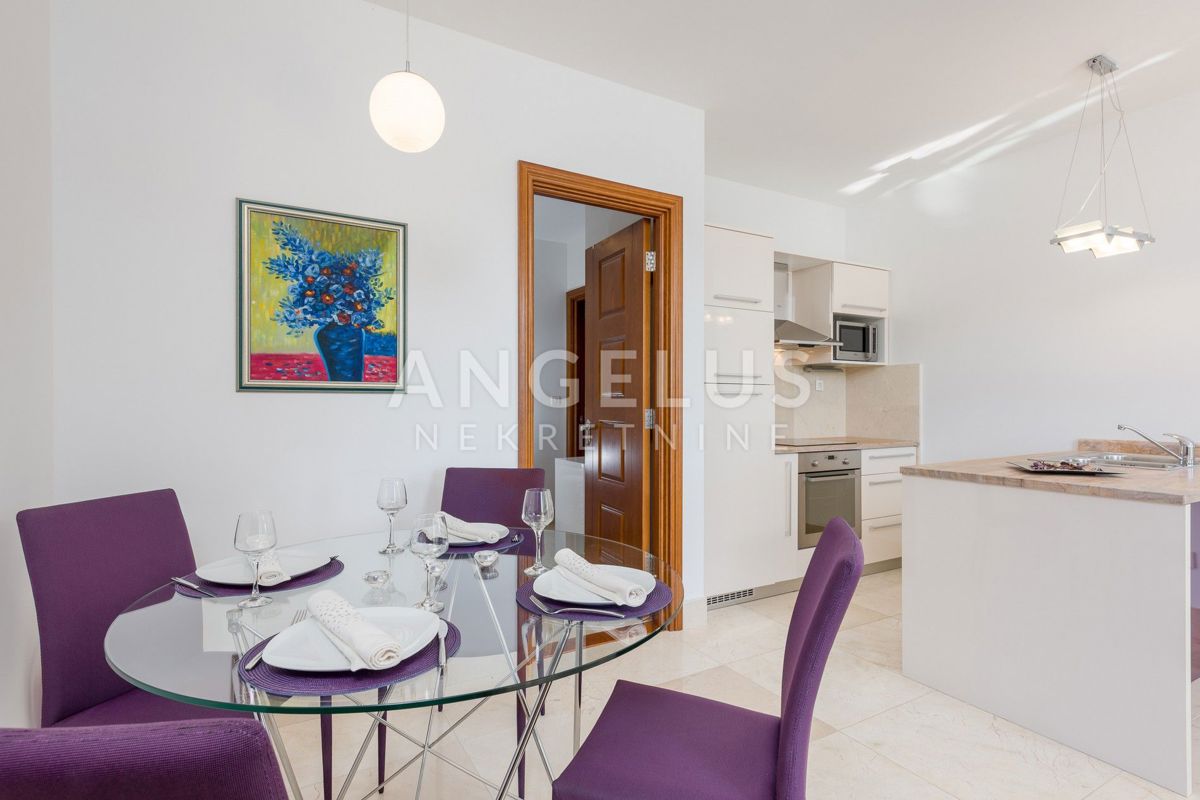 Brač, Milna - apartma s pogledom na morje, parkiriščem in bazenom, PRODAMO