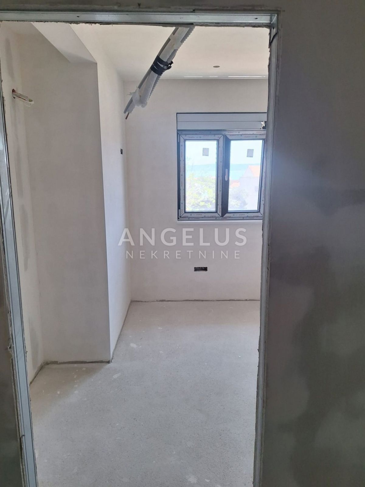 Hrvaška, Kaštel Kambelovac - penthouse, strešna terasa, 2 parkirišče PRODAMO