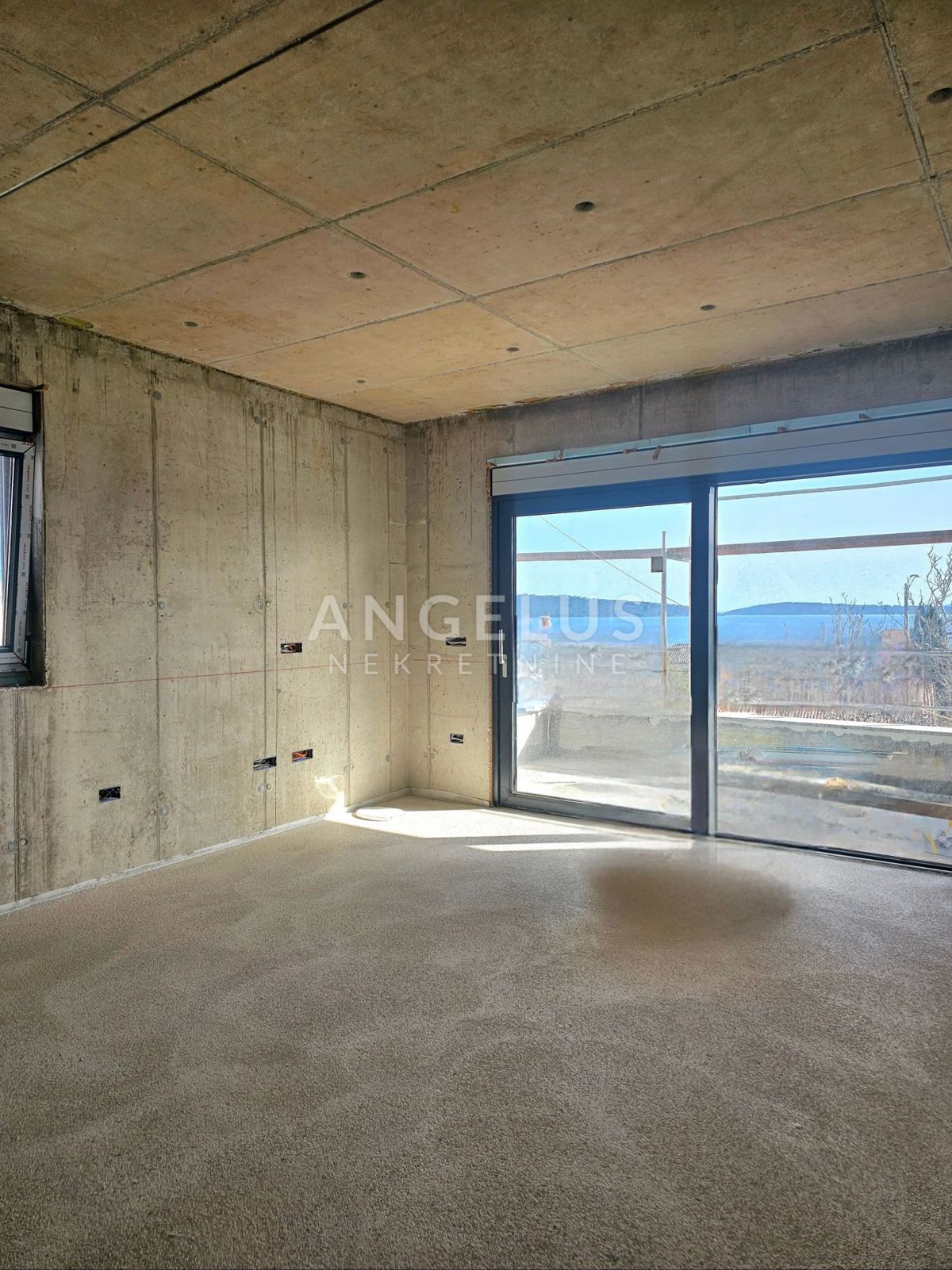 Hrvaška, Kaštel Kambelovac - penthouse, strešna terasa, 2 parkirišče PRODAMO