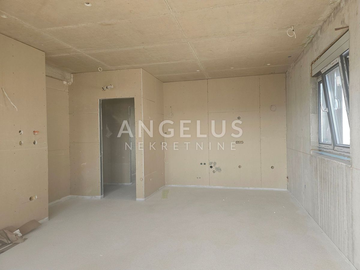 Hrvaška, Kaštel Kambelovac - penthouse, strešna terasa, 2 parkirišče PRODAMO