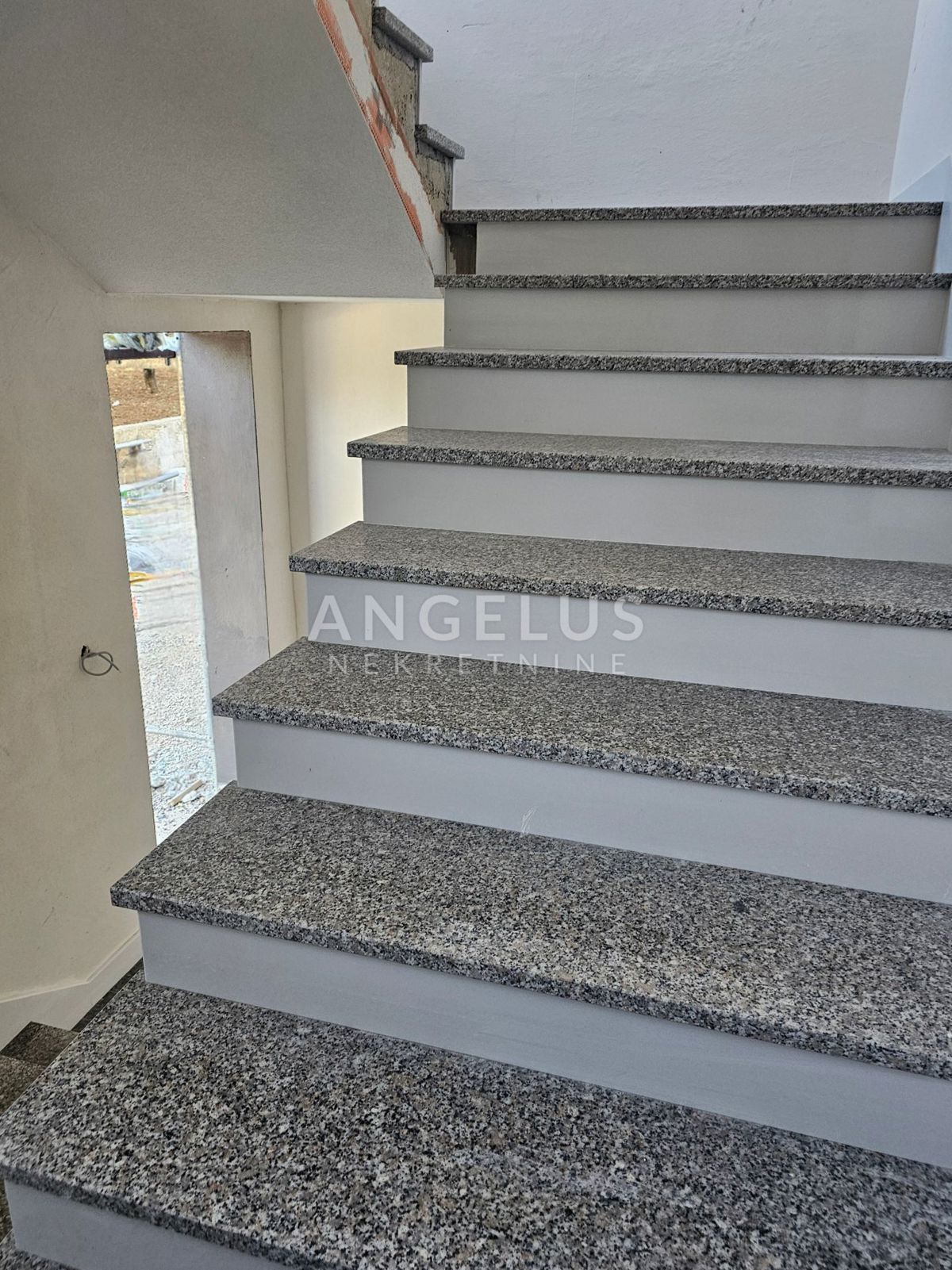 Hrvaška, Kaštel Kambelovac - penthouse, strešna terasa, 2 parkirišče PRODAMO