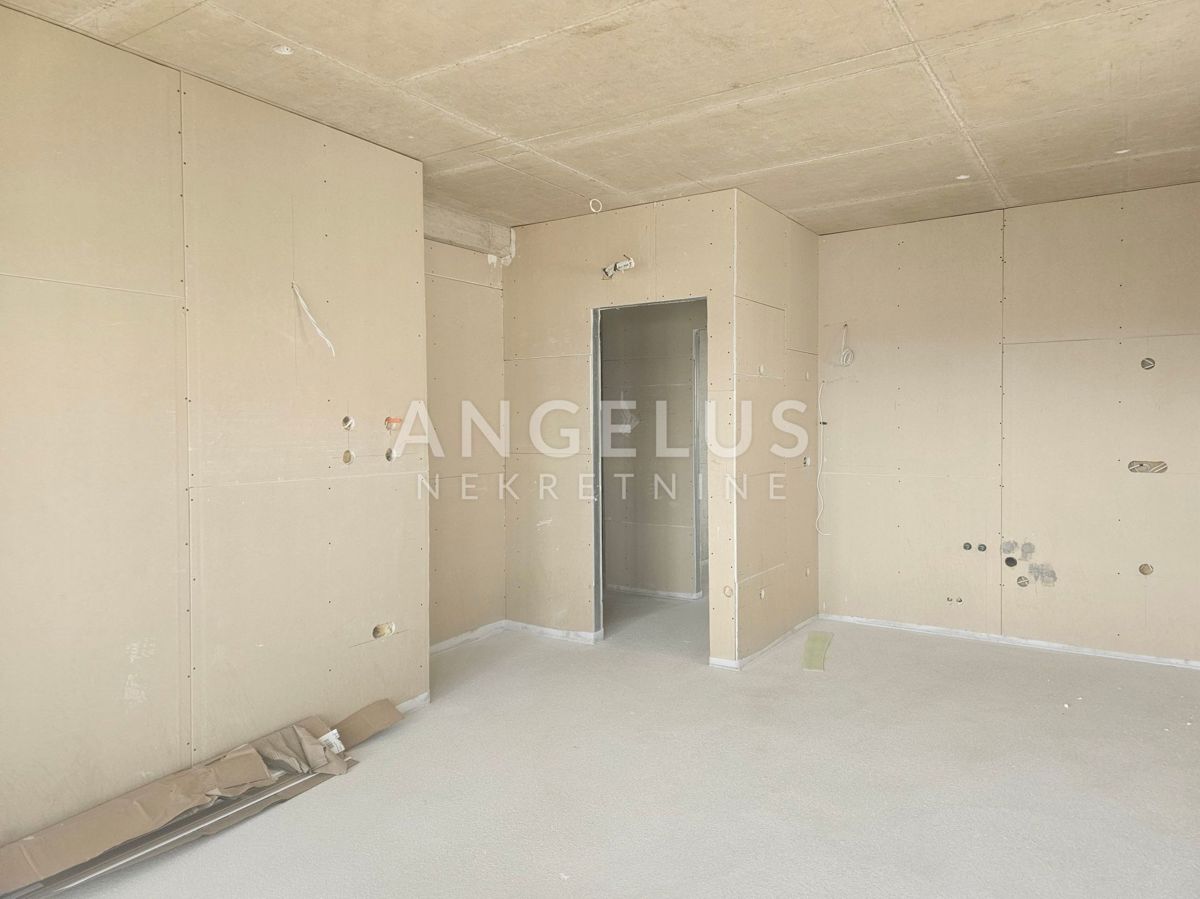 Hrvaška, Kaštel Kambelovac - penthouse, strešna terasa, 2 parkirišče PRODAMO