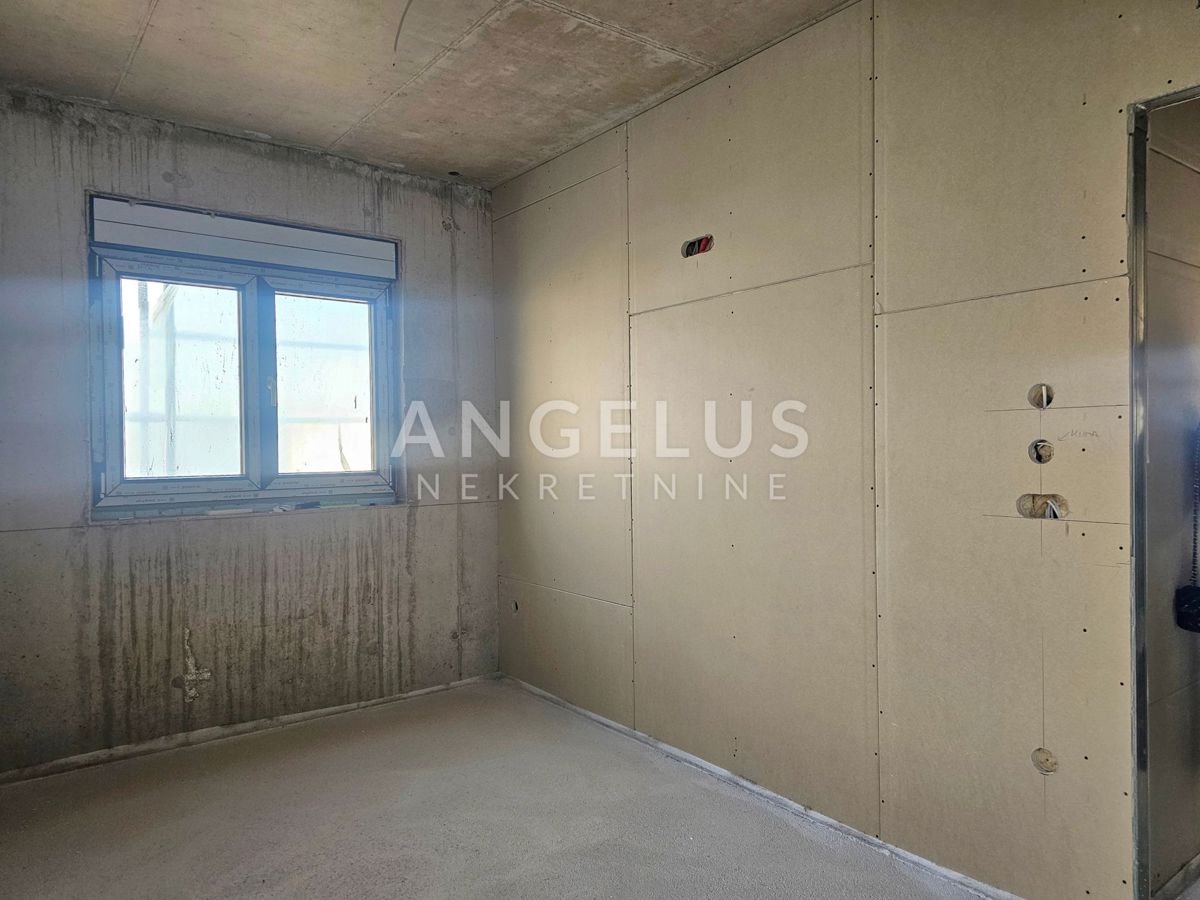 Hrvaška, Kaštel Kambelovac - penthouse, strešna terasa, 2 parkirišče PRODAMO