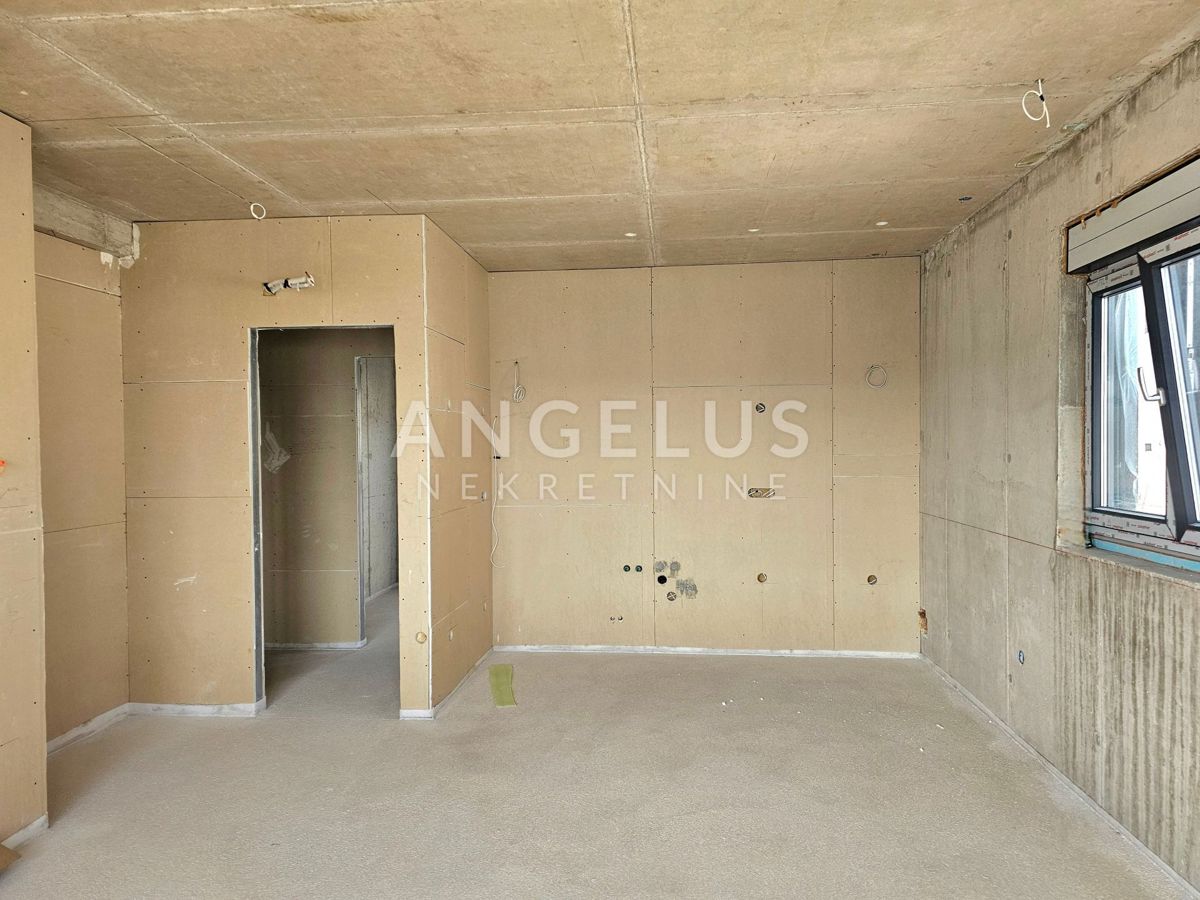 Hrvaška, Kaštel Kambelovac - penthouse, strešna terasa, 2 parkirišče PRODAMO