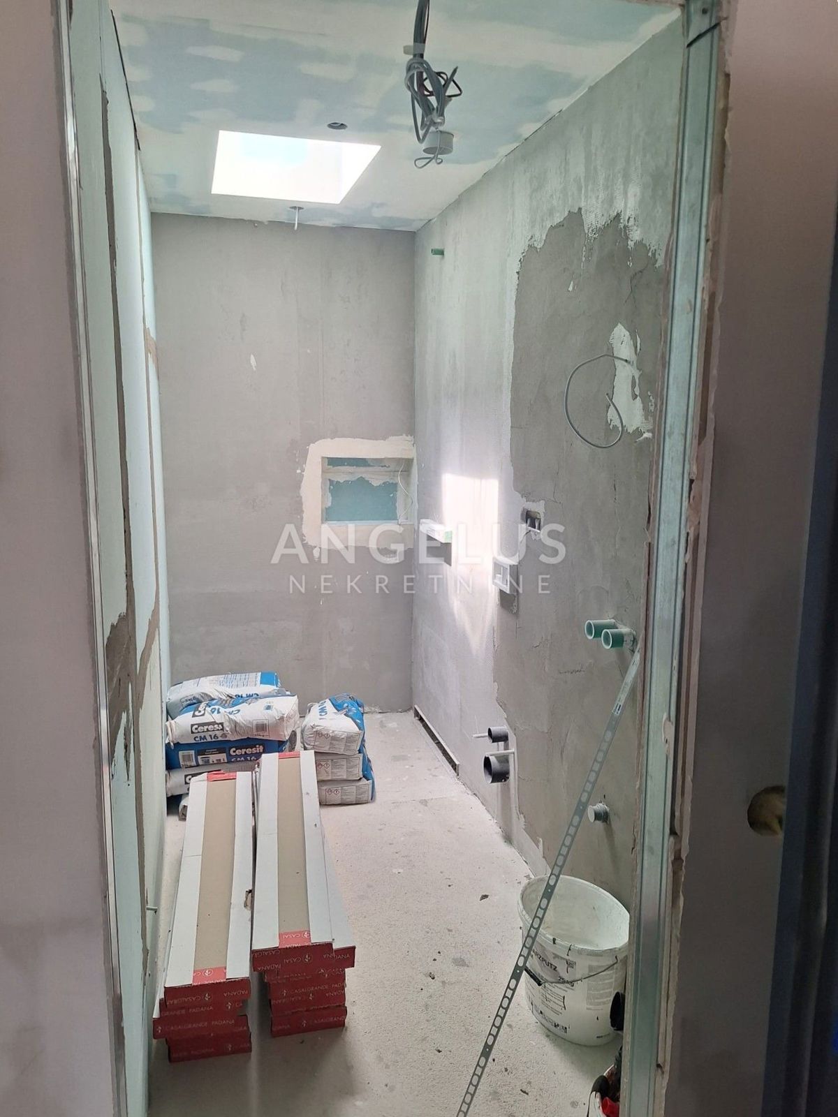 Hrvaška, Kaštel Kambelovac - penthouse, strešna terasa, 2 parkirišče PRODAMO