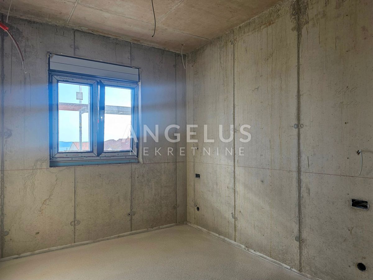 Hrvaška, Kaštel Kambelovac - penthouse, strešna terasa, 2 parkirišče PRODAMO