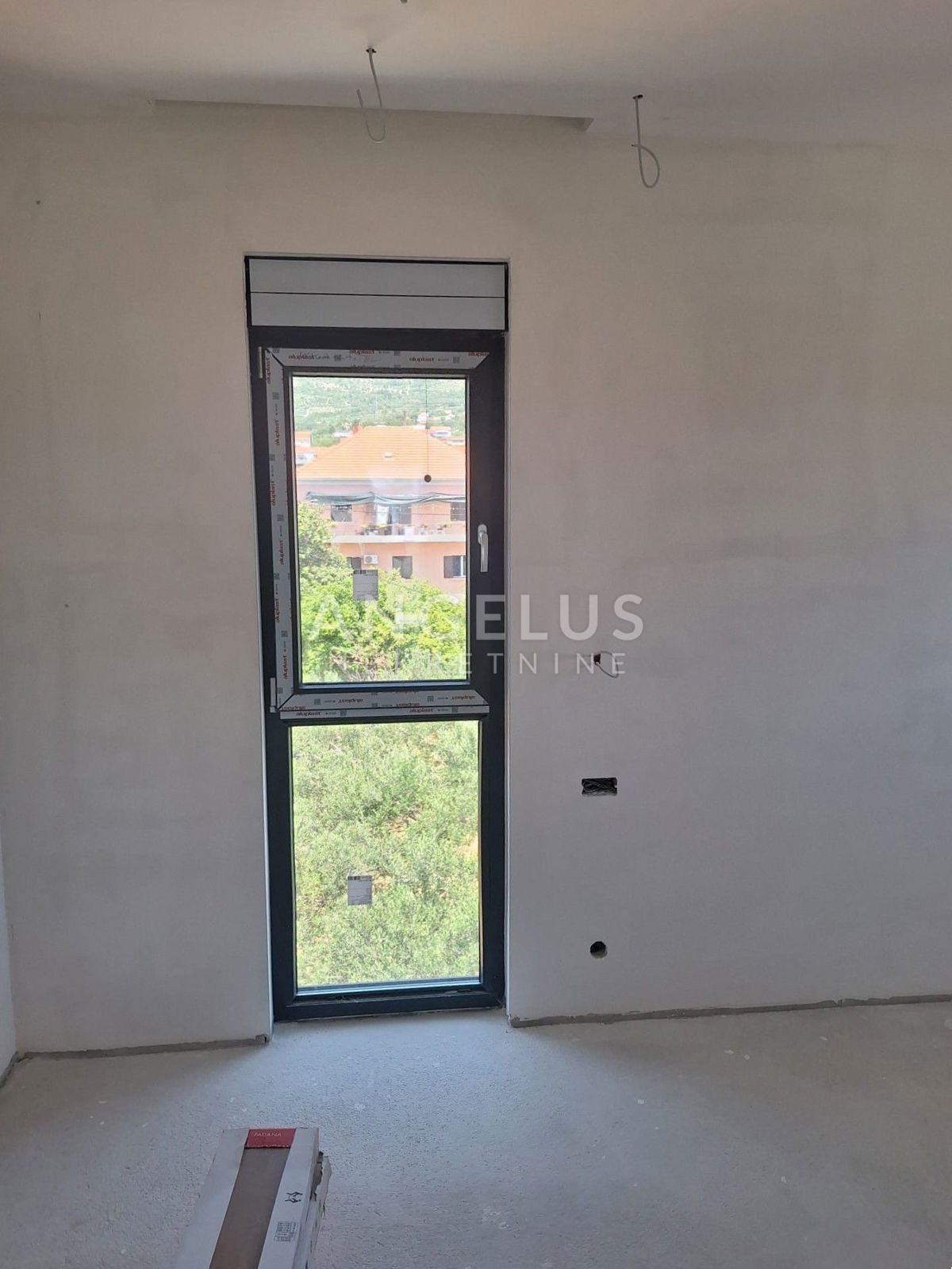 Hrvaška, Kaštel Kambelovac - penthouse, strešna terasa, 2 parkirišče PRODAMO