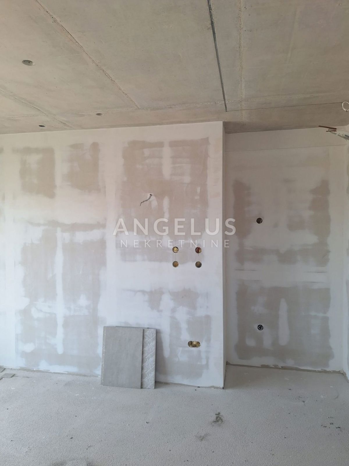 Hrvaška, Kaštel Kambelovac - penthouse, strešna terasa, 2 parkirišče PRODAMO