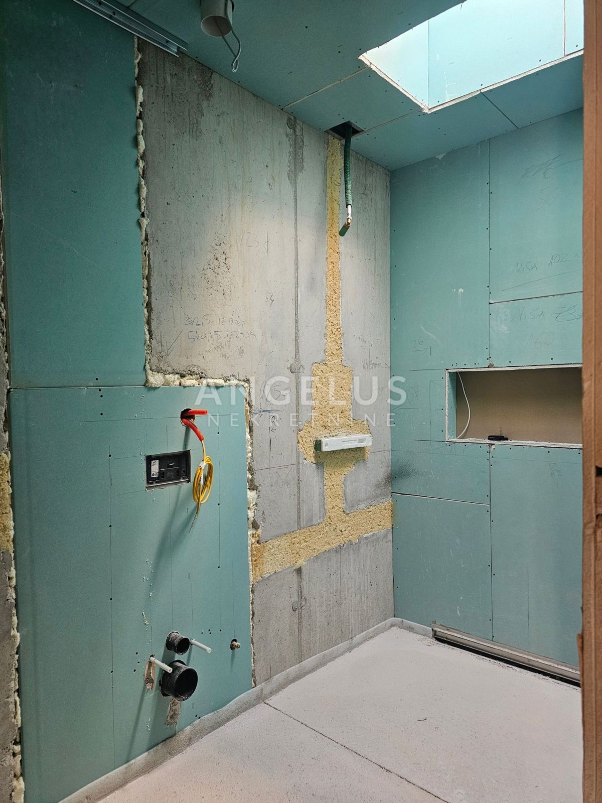 Hrvaška, Kaštel Kambelovac - penthouse, strešna terasa, 2 parkirišče PRODAMO
