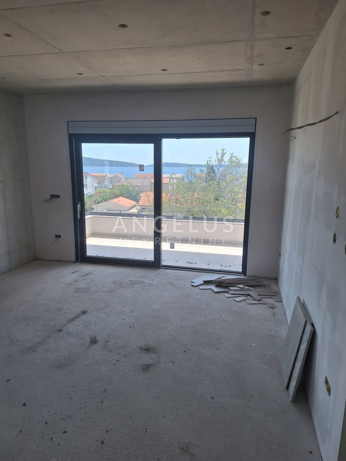 Hrvaška, Kaštel Kambelovac - penthouse, strešna terasa, 2 parkirišče PRODAMO