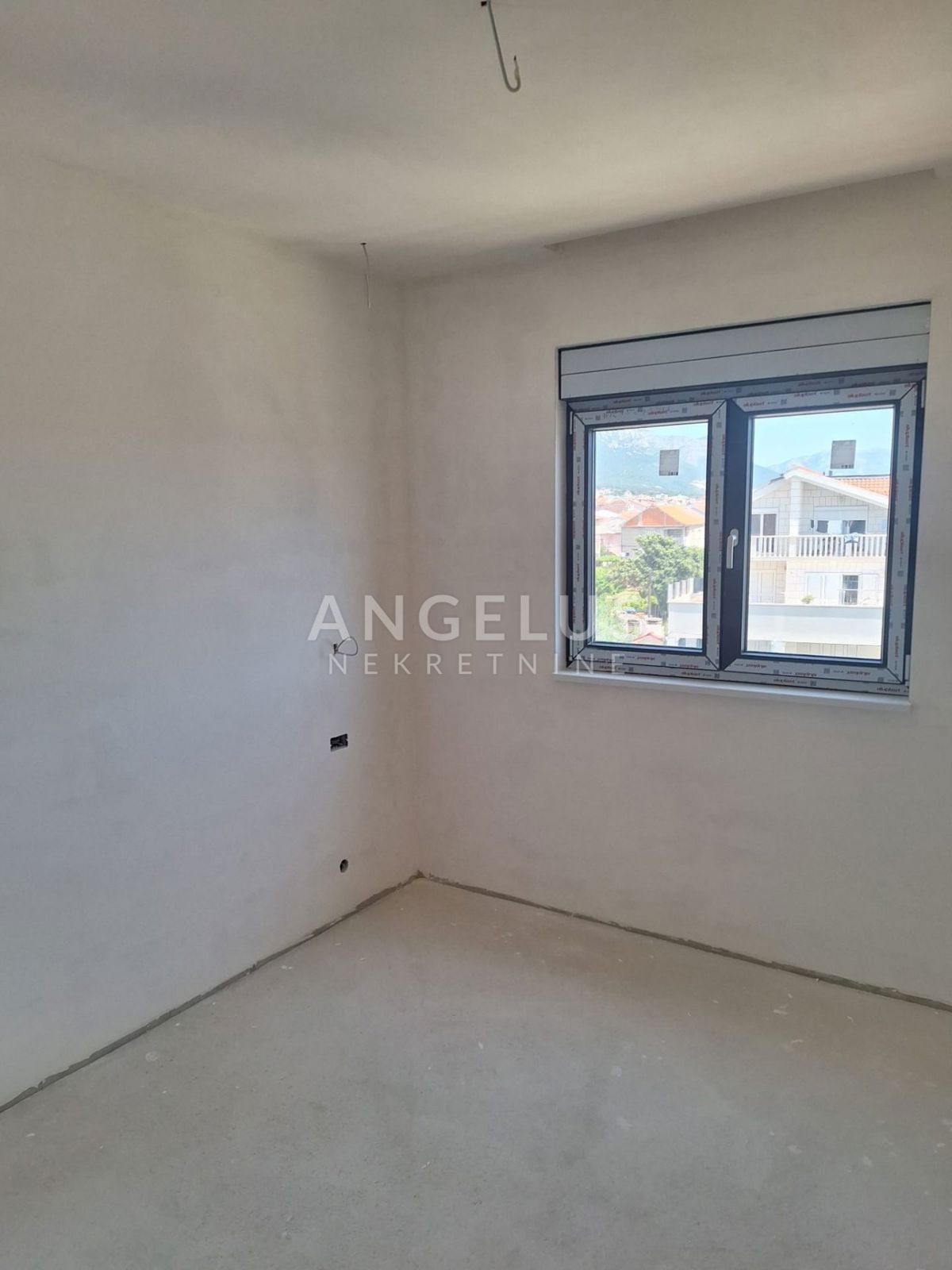 Hrvaška, Kaštel Kambelovac - penthouse, strešna terasa, 2 parkirišče PRODAMO